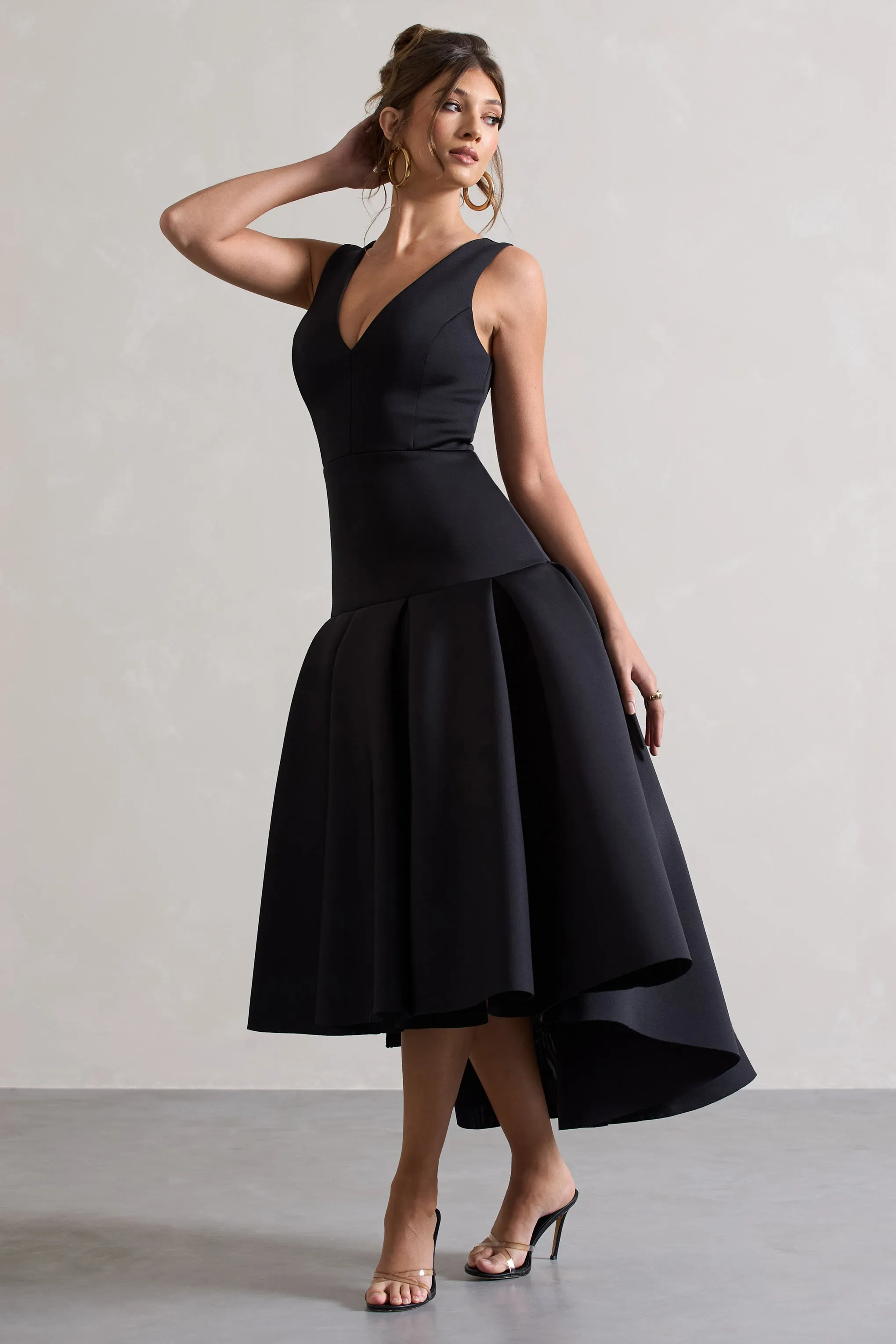 Amoret | Robe longue noire à décolleté plongeant et volume sur la longueur