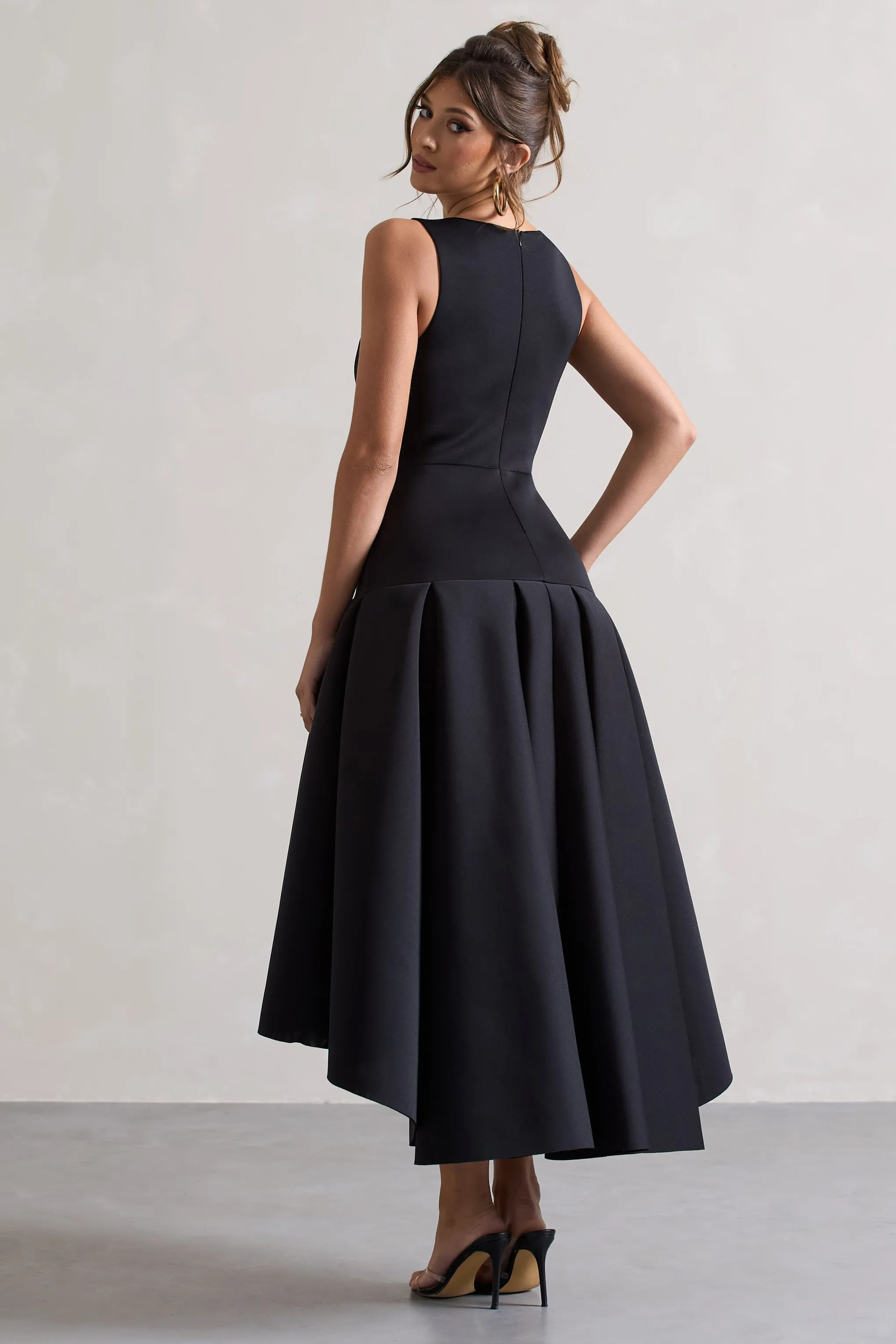 Amoret | Robe longue noire à décolleté plongeant et volume sur la longueur