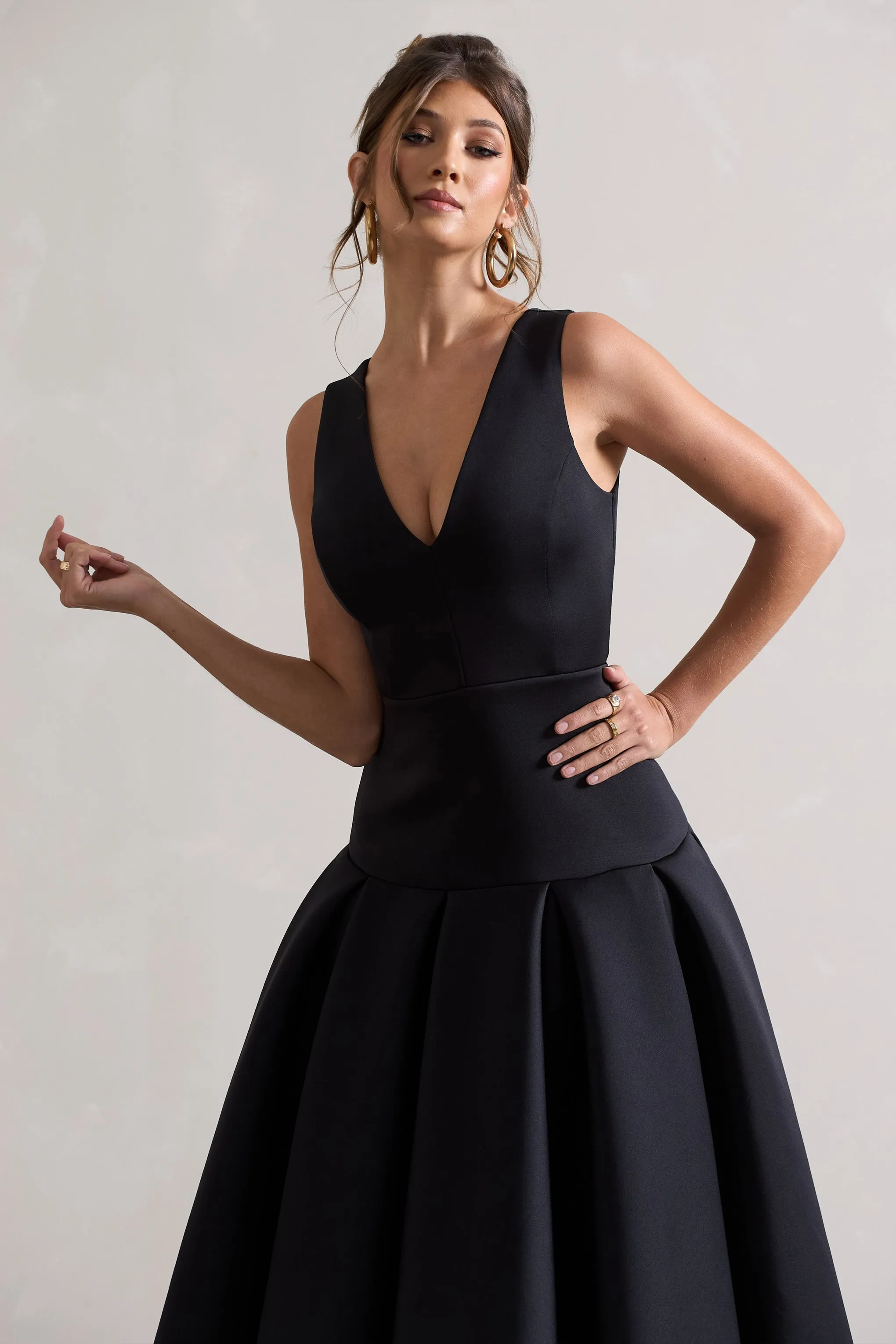 Amoret | Robe longue noire à décolleté plongeant et volume sur la longueur