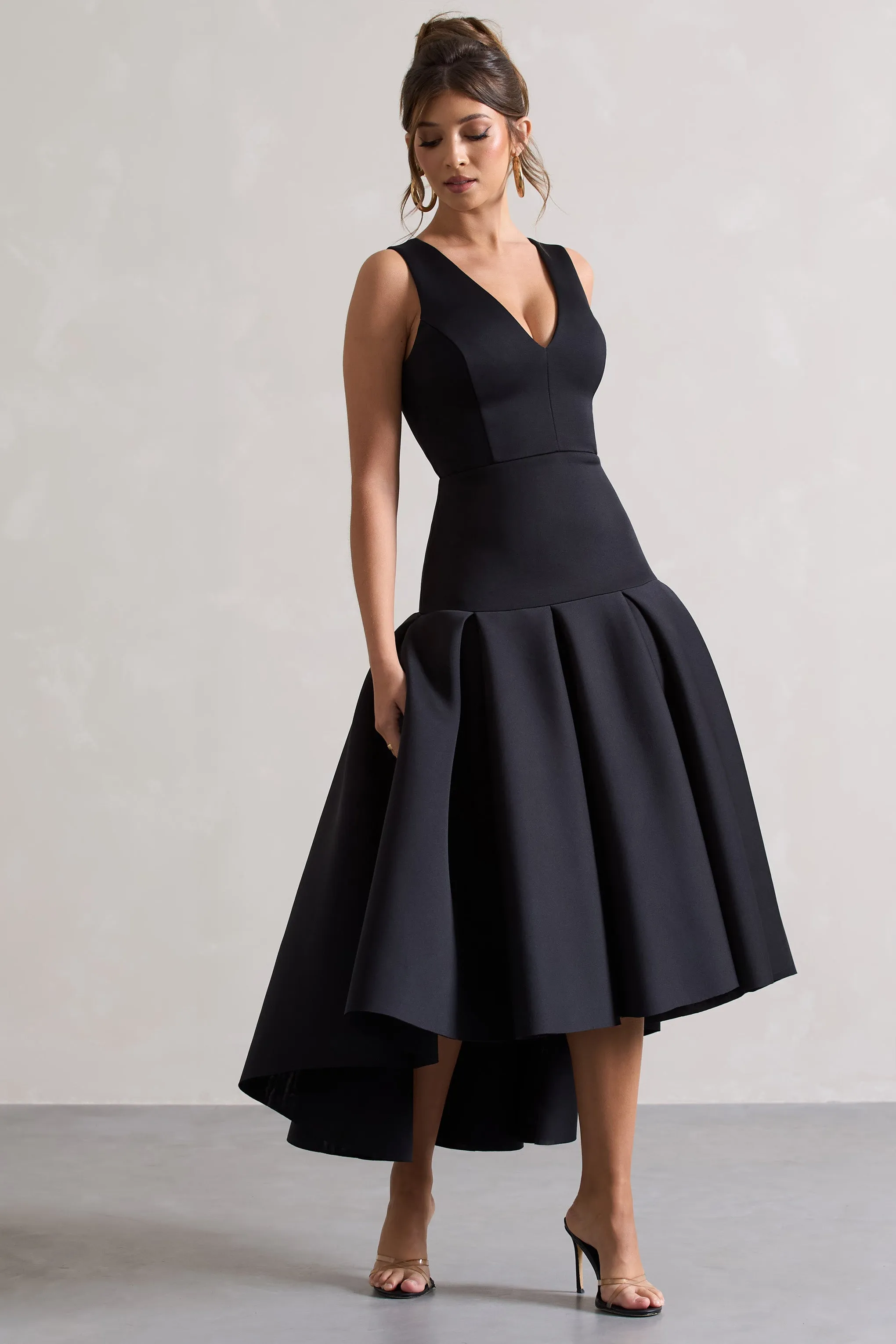 Amoret | Robe longue noire à décolleté plongeant et volume sur la longueur