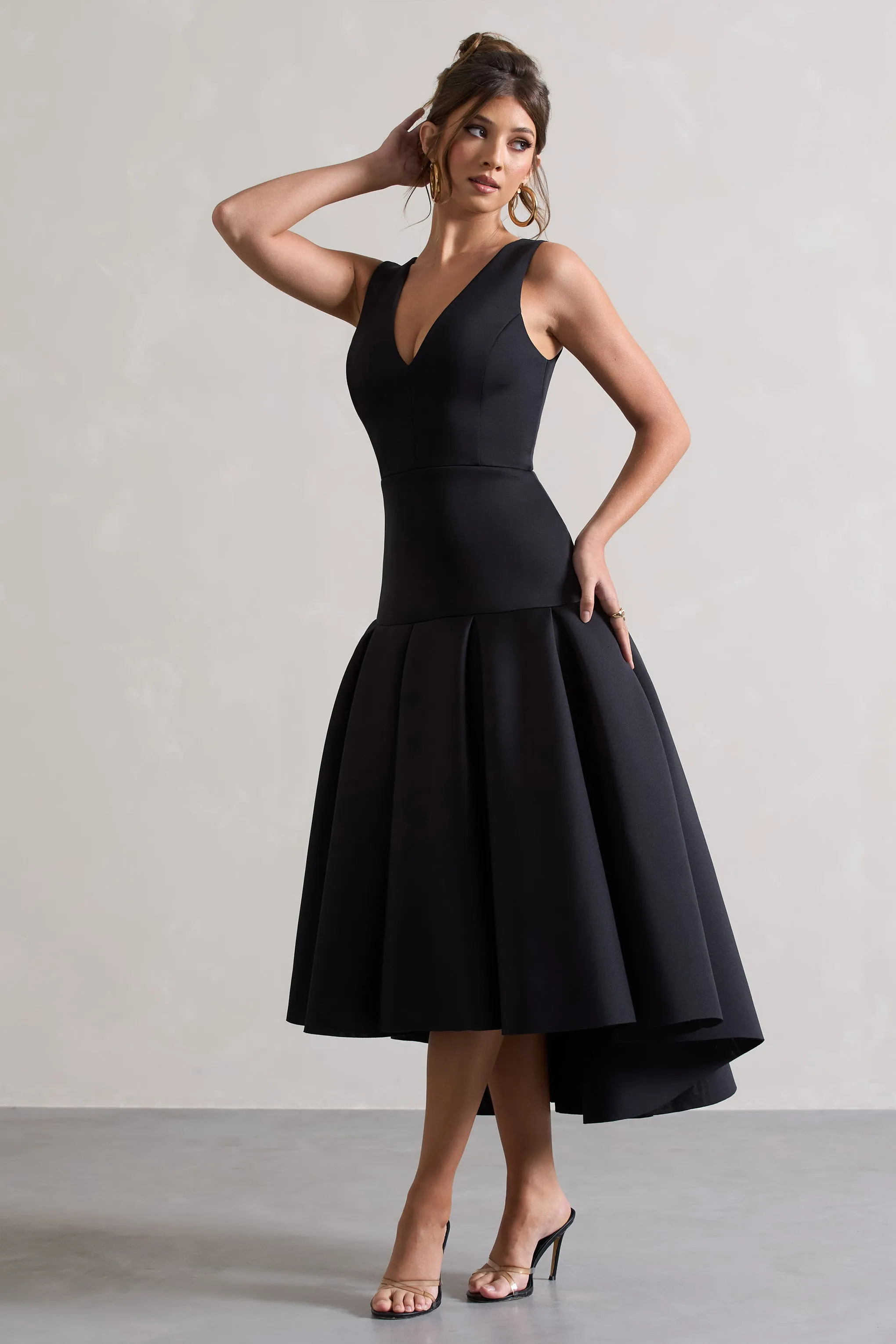 Amoret | Robe longue noire à décolleté plongeant et volume sur la longueur