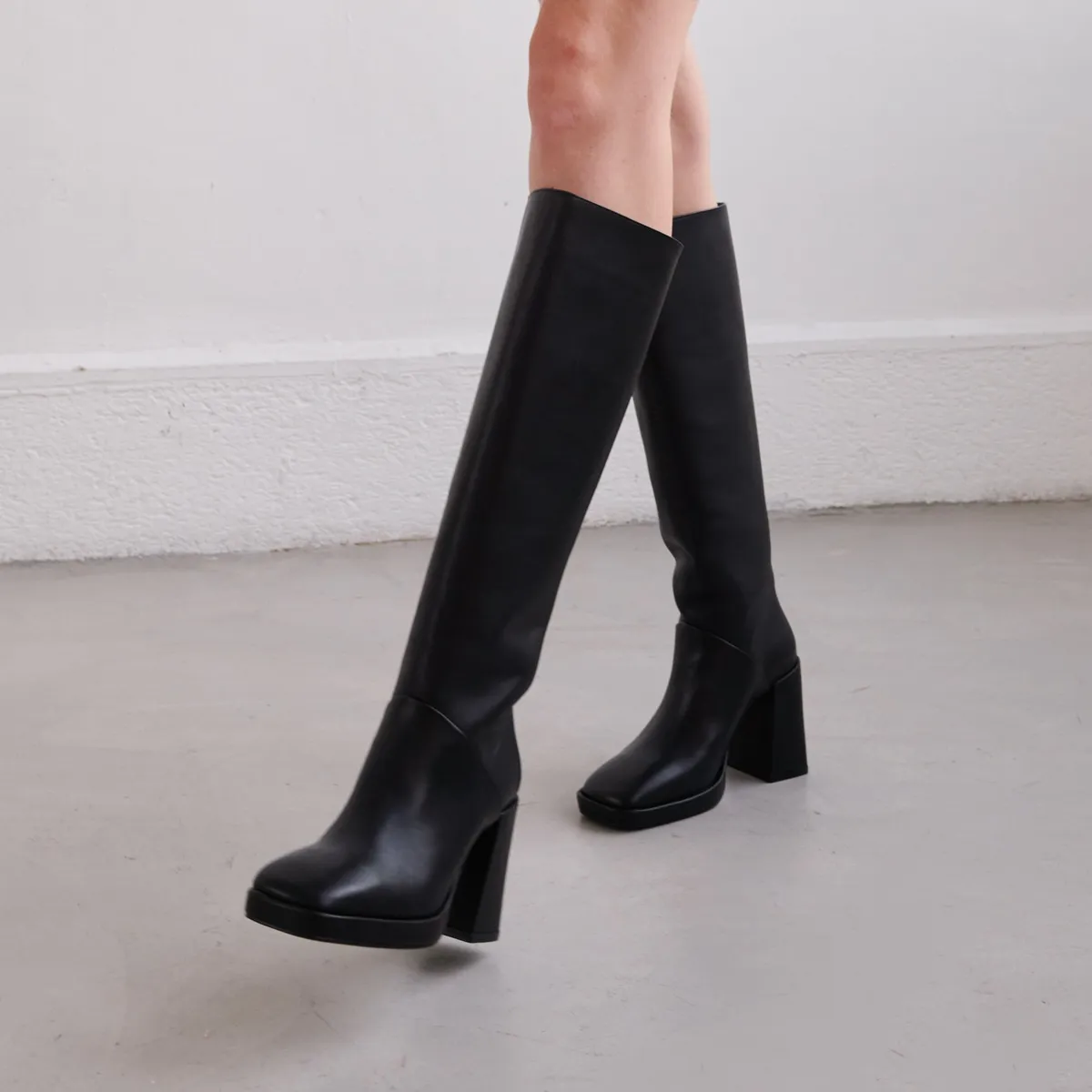 Bottes à talons hauts et bouts carrés en cuir noir pour Unisexe | Jonak