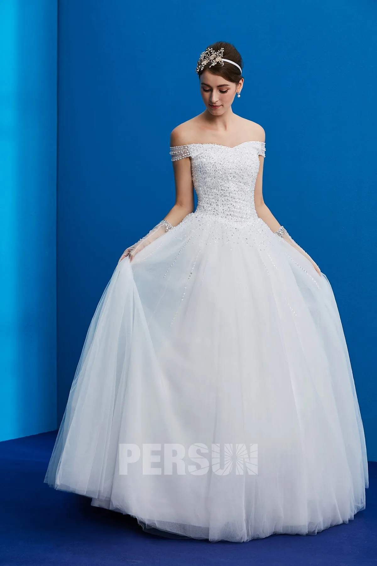 Karo : Robe de mariée princesse épaule dénudé embelli de sequins