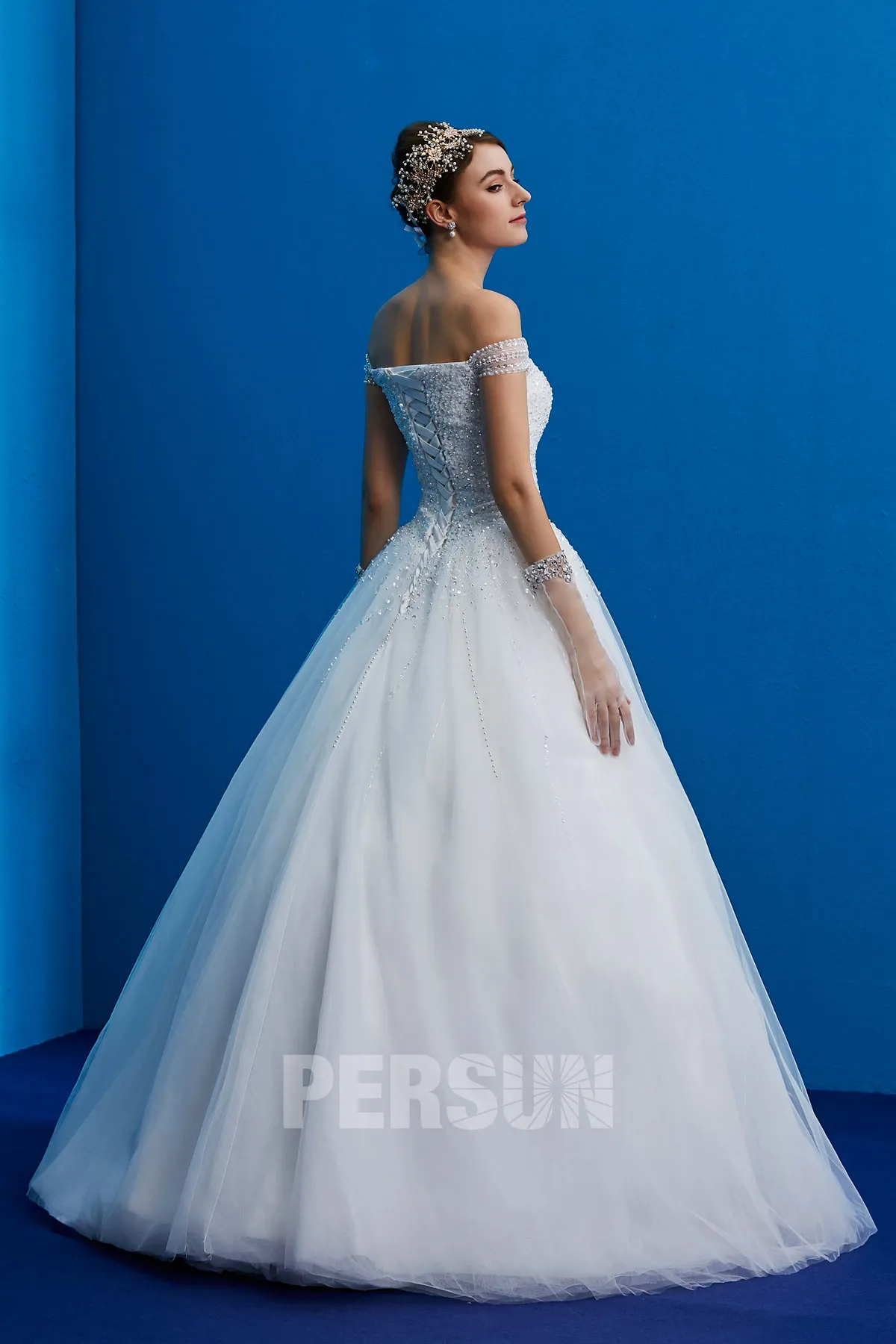 Karo : Robe de mariée princesse épaule dénudé embelli de sequins