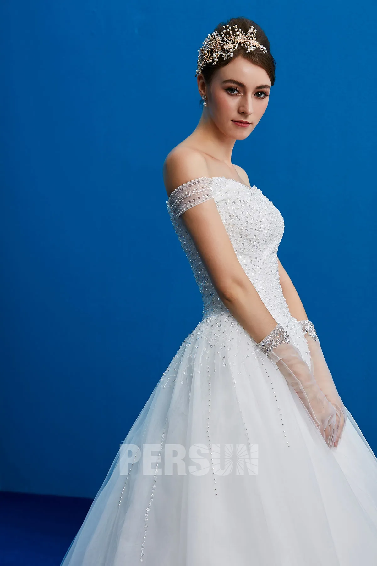 Karo : Robe de mariée princesse épaule dénudé embelli de sequins