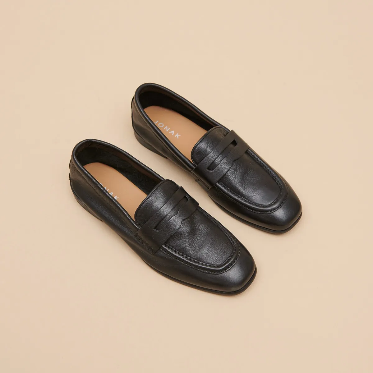 Mocassins à talons plats et bouts arrond... en cuir grainé noir pour Femme | Jonak