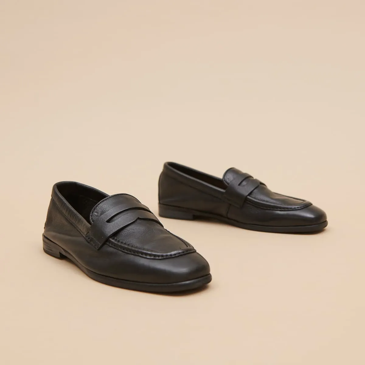 Mocassins à talons plats et bouts arrond... en cuir grainé noir pour Femme | Jonak