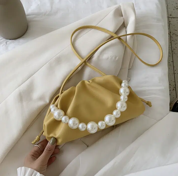 Petit sac d'épaule vintage en simili cuir et perles • Vintage Univers