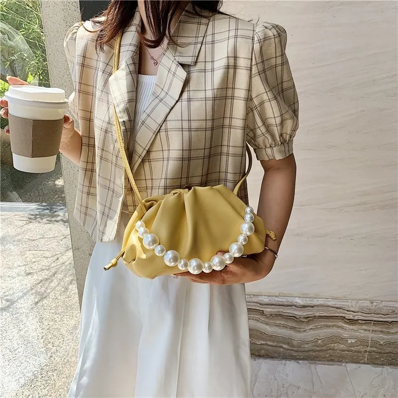 Petit sac d'épaule vintage en simili cuir et perles • Vintage Univers