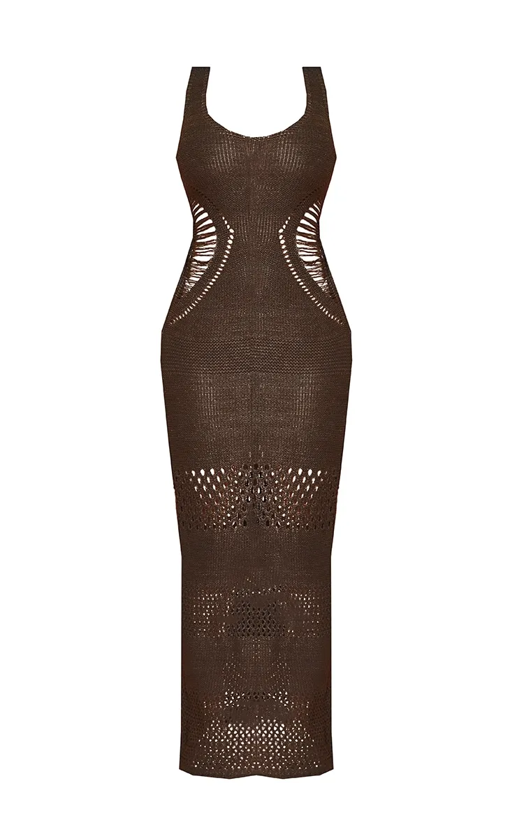 Petite Robe longue chocolat en maille crochet à décolleté plongeant