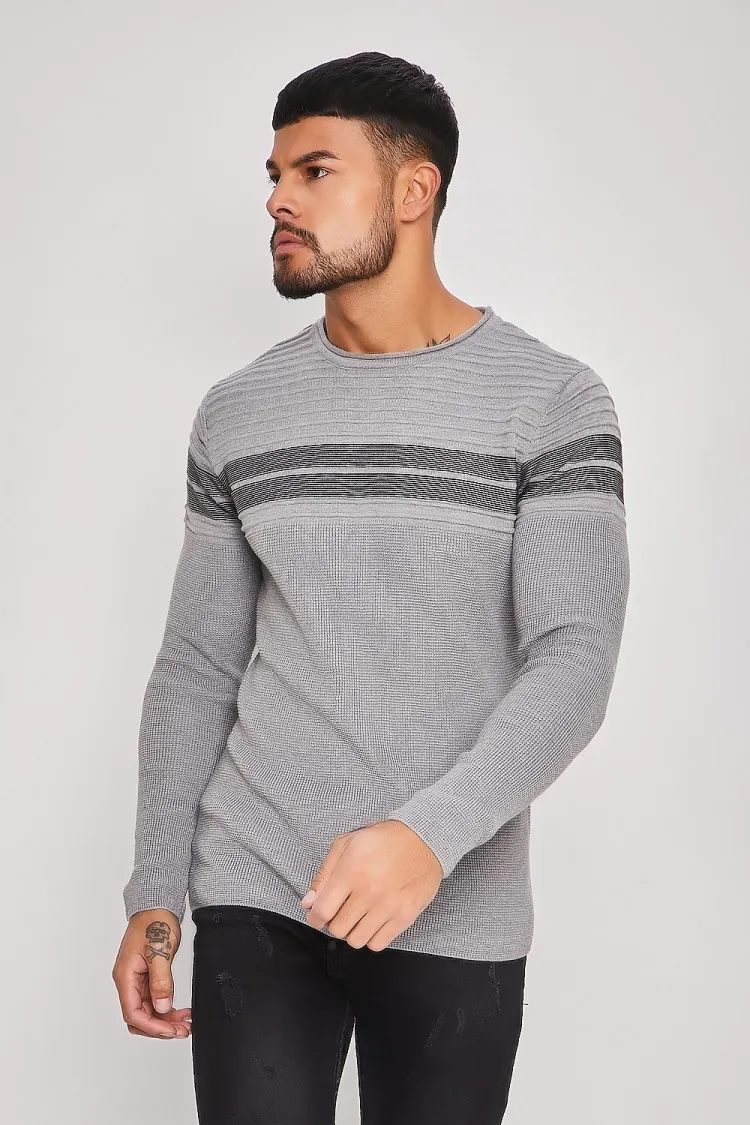 Pull gris à bande rayée noire