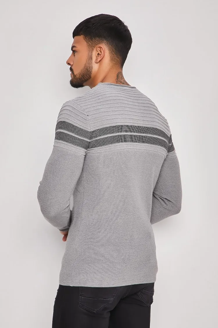 Pull gris à bande rayée noire