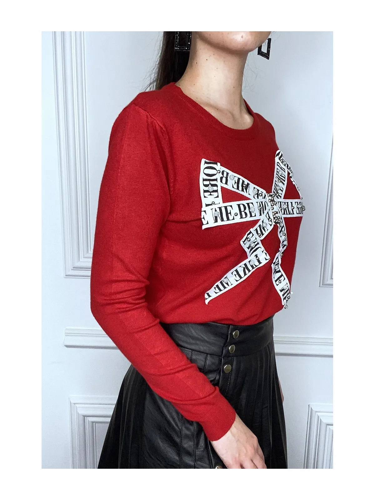 Pull rouge à empiècement et strass