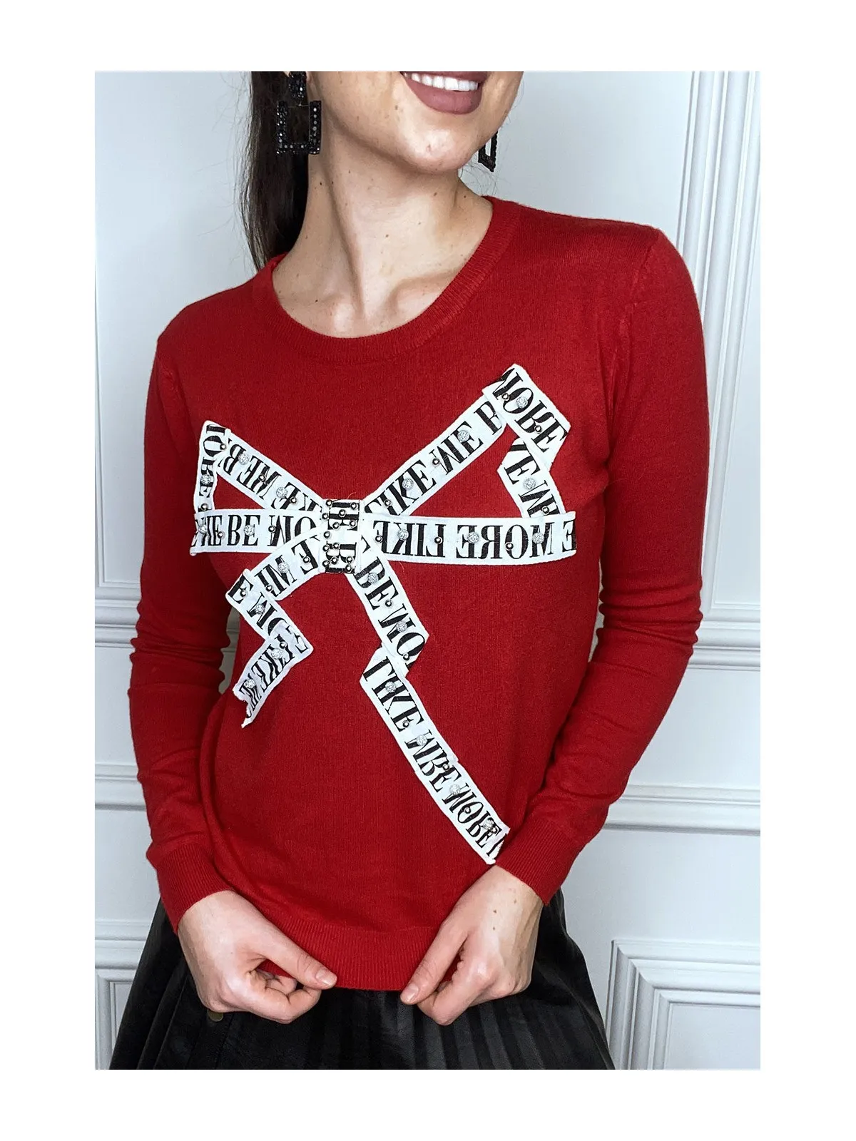 Pull rouge à empiècement et strass