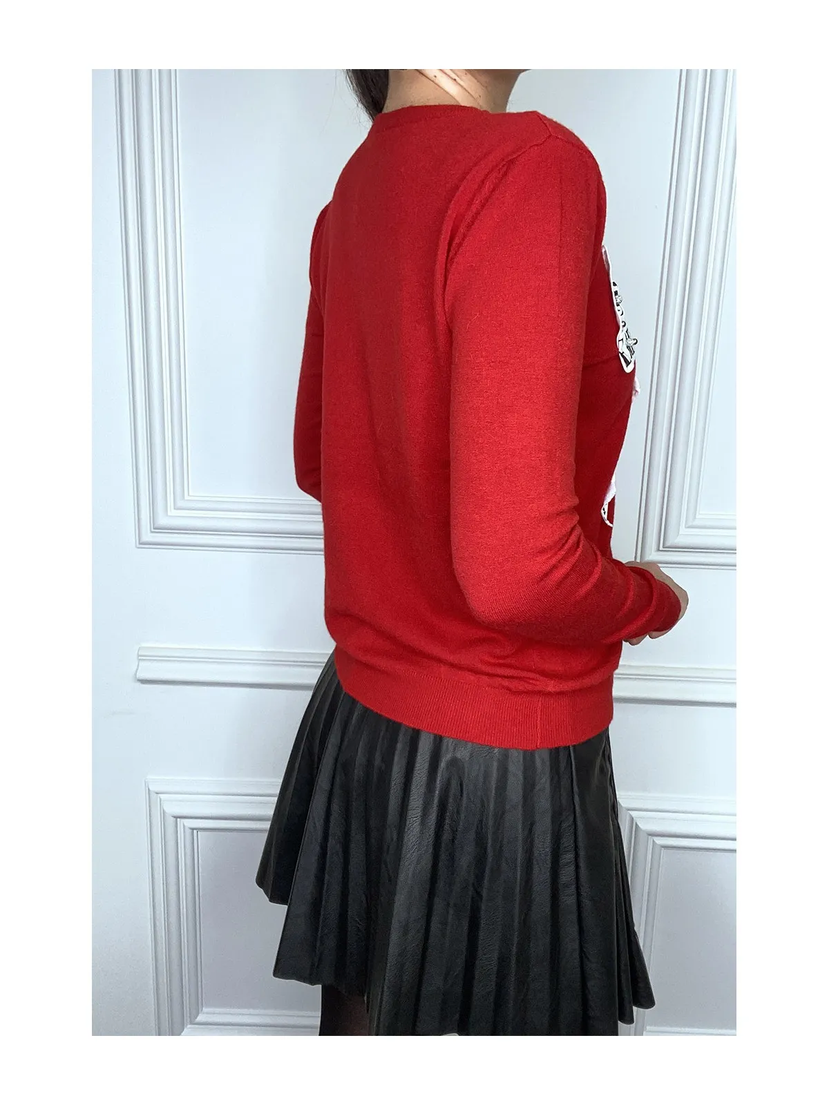 Pull rouge à empiècement et strass