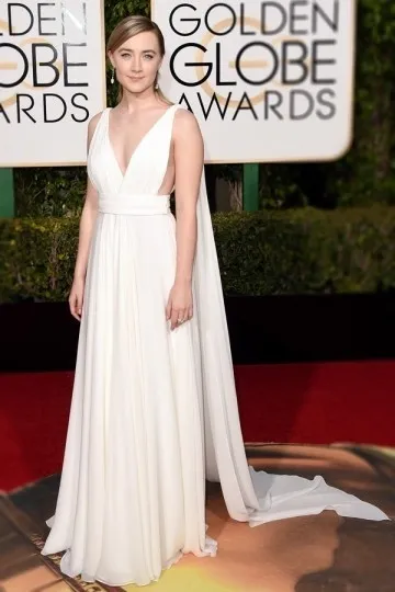 Robe blanche fluide de Saoirse Ronan décolletée V plongeant  & dos nu en mousseline