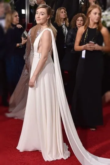 Robe blanche fluide de Saoirse Ronan décolletée V plongeant  & dos nu en mousseline