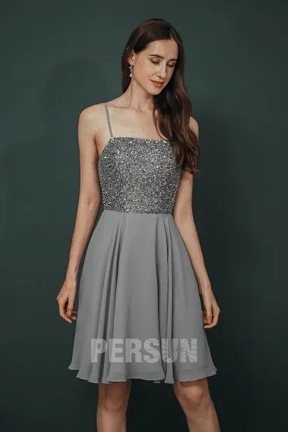 Robe courte dos nu en sequins gris avec bretelles