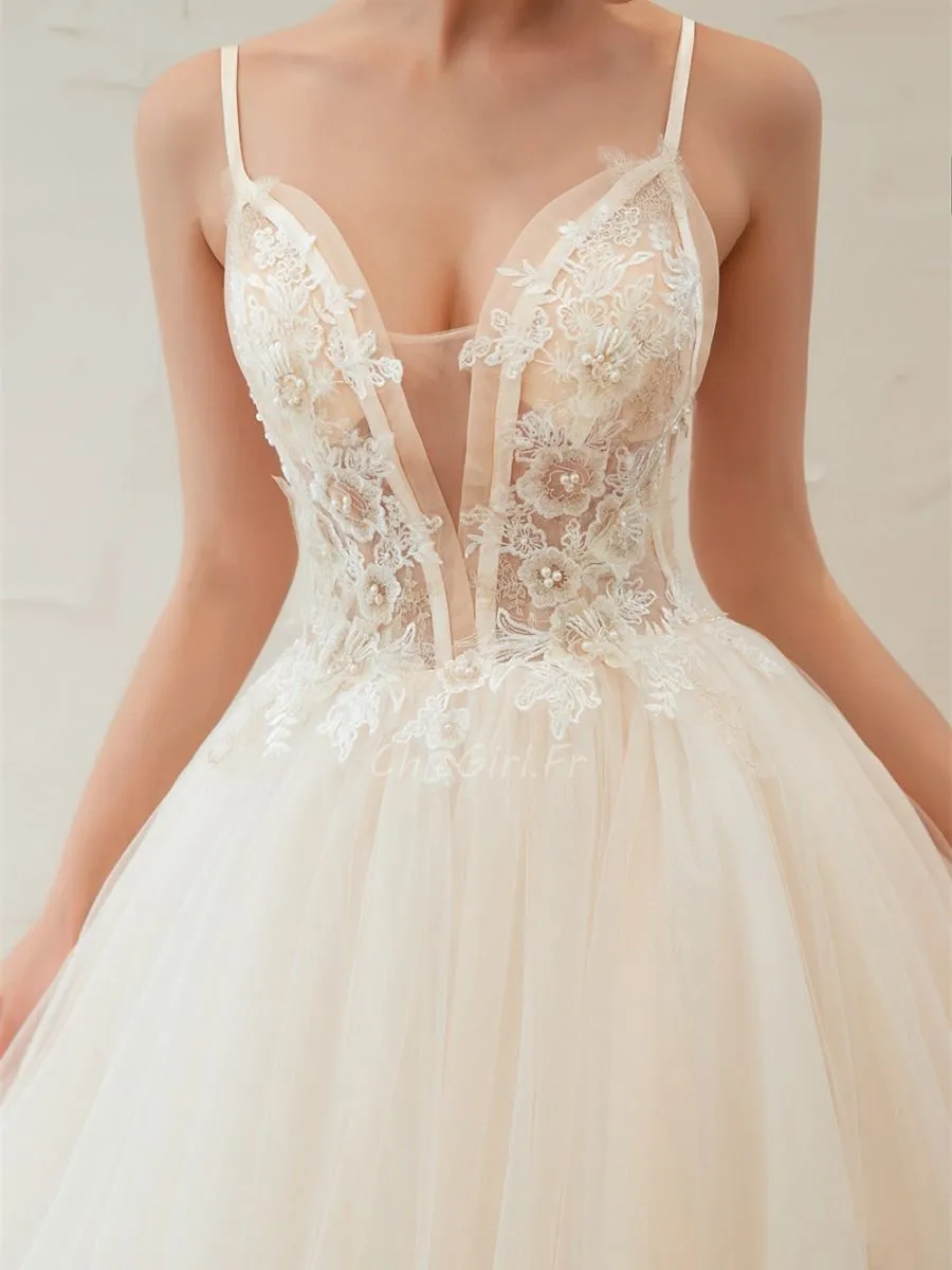 Robe De Mariée Princesse Champagne Tulle Fleurie Décolleté V Plongeant Avec Traine