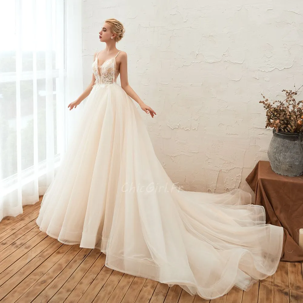 Robe De Mariée Princesse Champagne Tulle Fleurie Décolleté V Plongeant Avec Traine