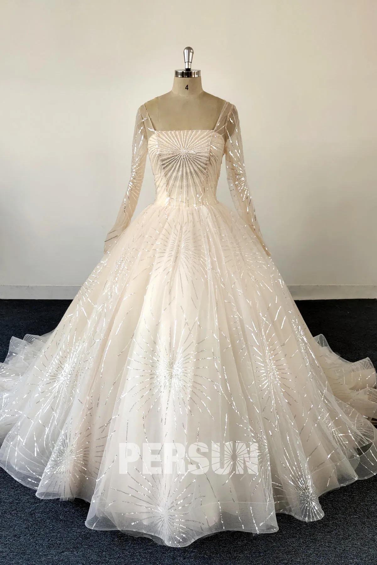 Robe de mariée princesse décolleté carré manches longues en dentelle sequins champagne pâle