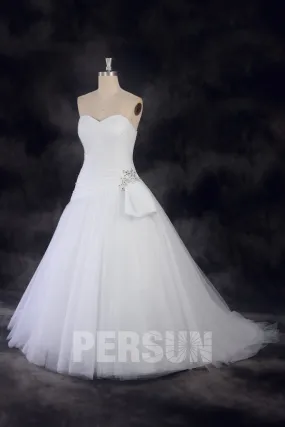 Robe de mariée princesse en tulle ornée de sequins à la hanche