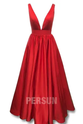 Robe de soirée rouge rubis en satin décolleté V plongeant