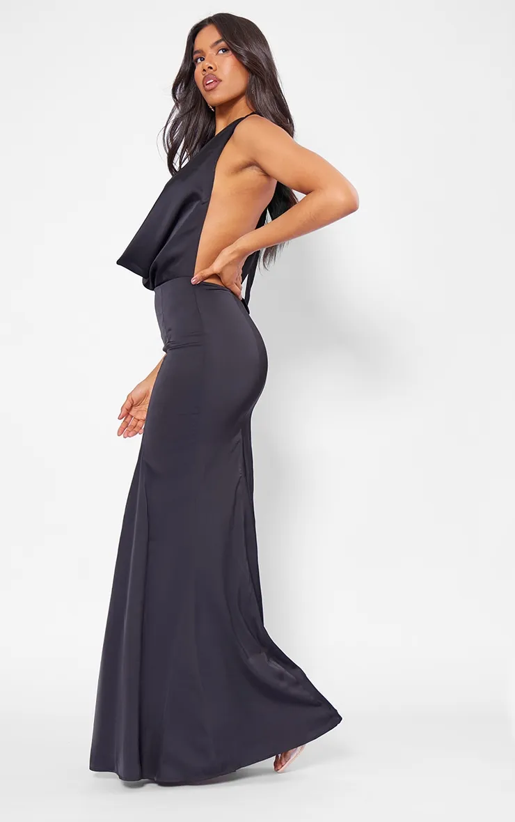 Robe longue satinée noire à col bénitier plongeant