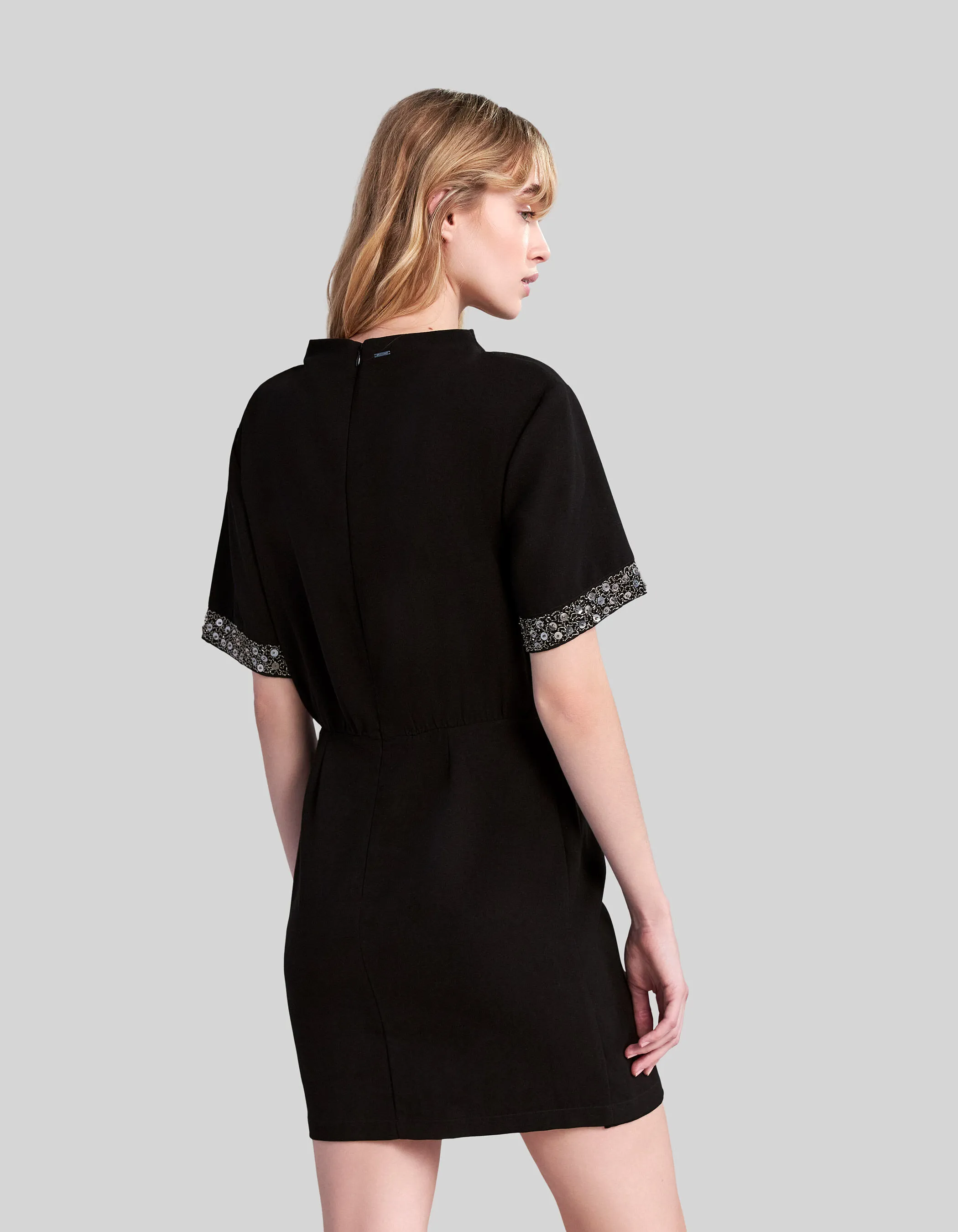 Robe noire décor perles et sequins Femme