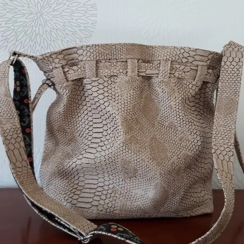 Sac seau en simili serpent beige,fait main, modèle calypso de sacôtin