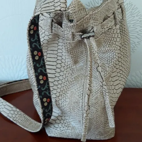 Sac seau en simili serpent beige,fait main, modèle calypso de sacôtin