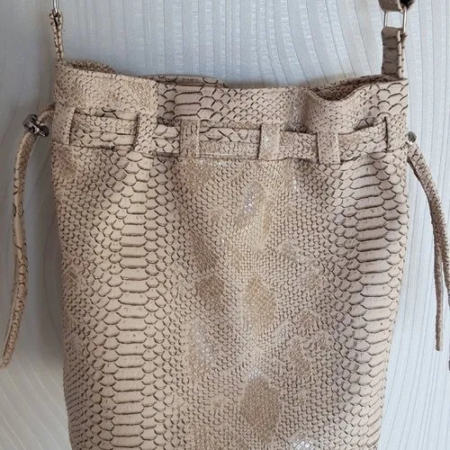 Sac seau en simili serpent beige,fait main, modèle calypso de sacôtin