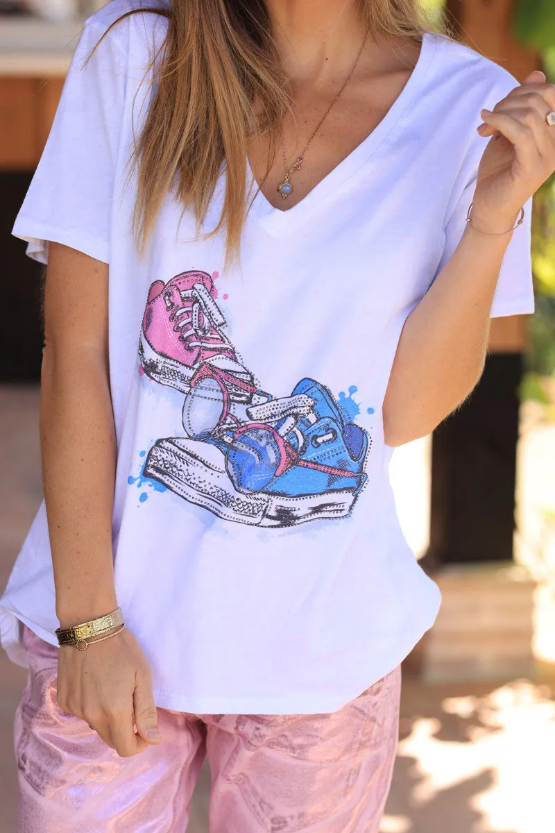 Tshirt blanc en coton baskets colorées lunettes et strass